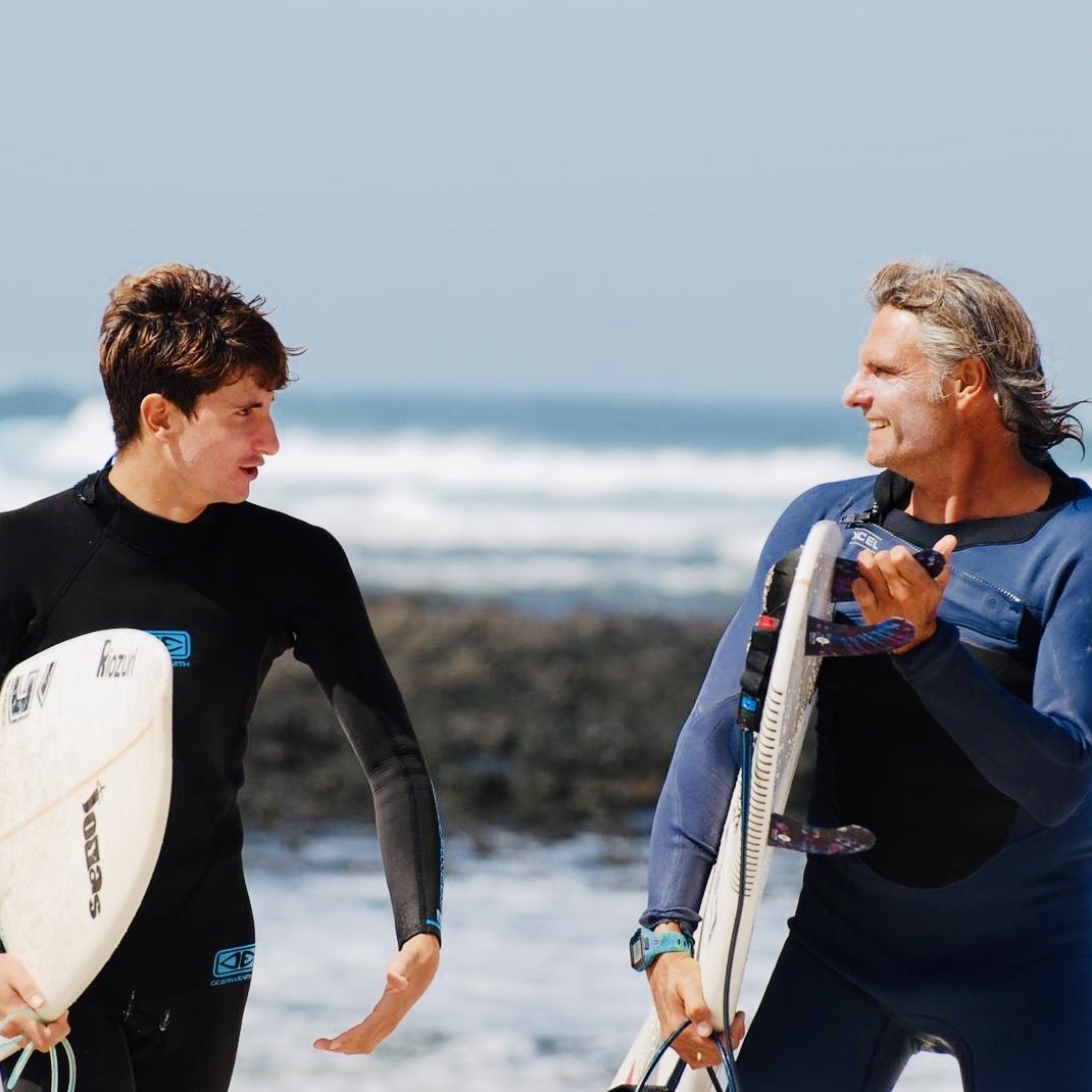 Surf Coach con su alumno