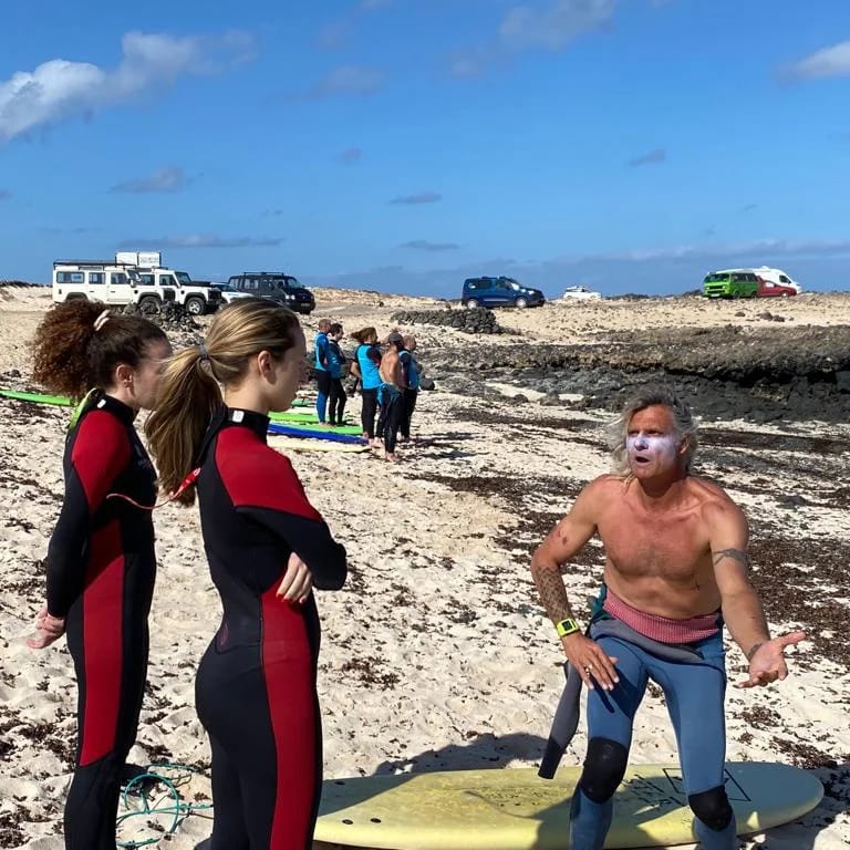 Surf Coach en Fuerteventura con sus alumnos