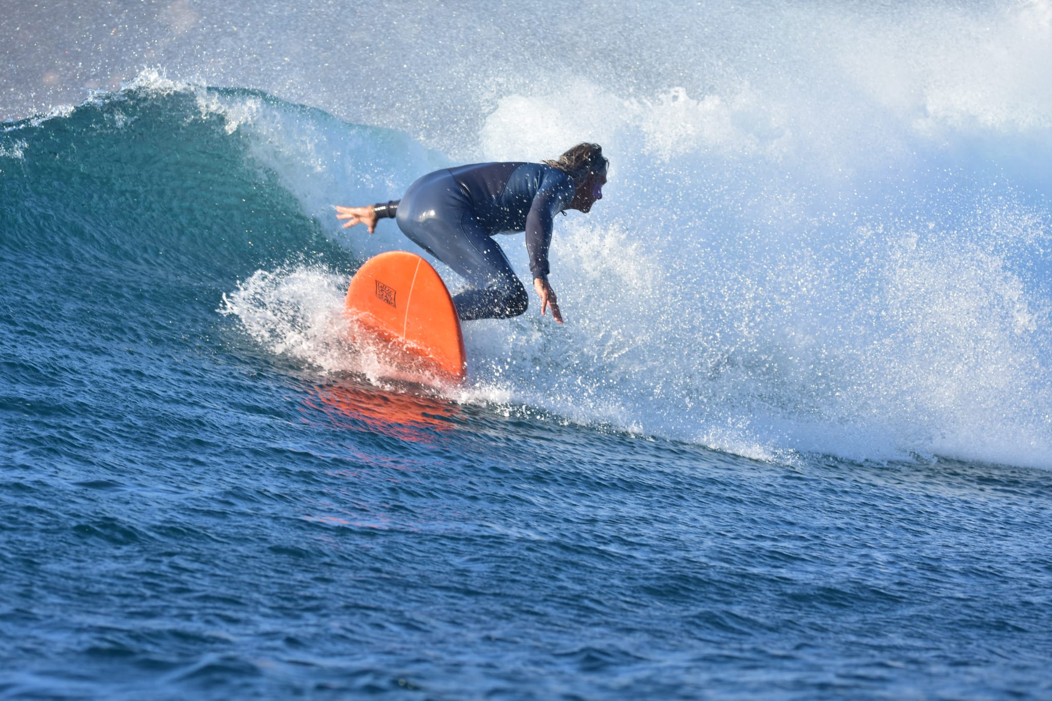 Surf Coach cogiendo una ola
